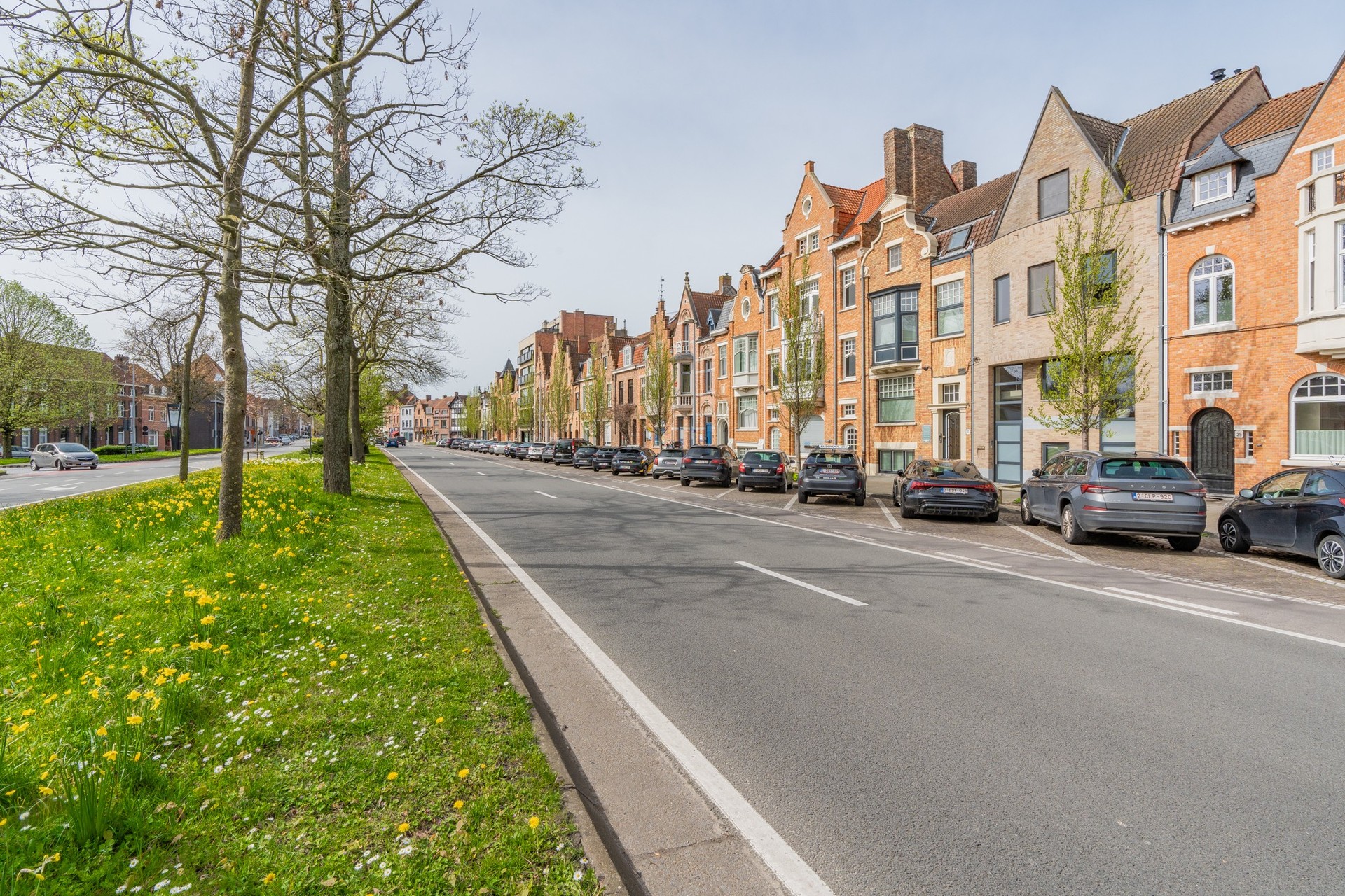 Dubbele herenwoning, garages & 3 praktijkruimtes/burelen