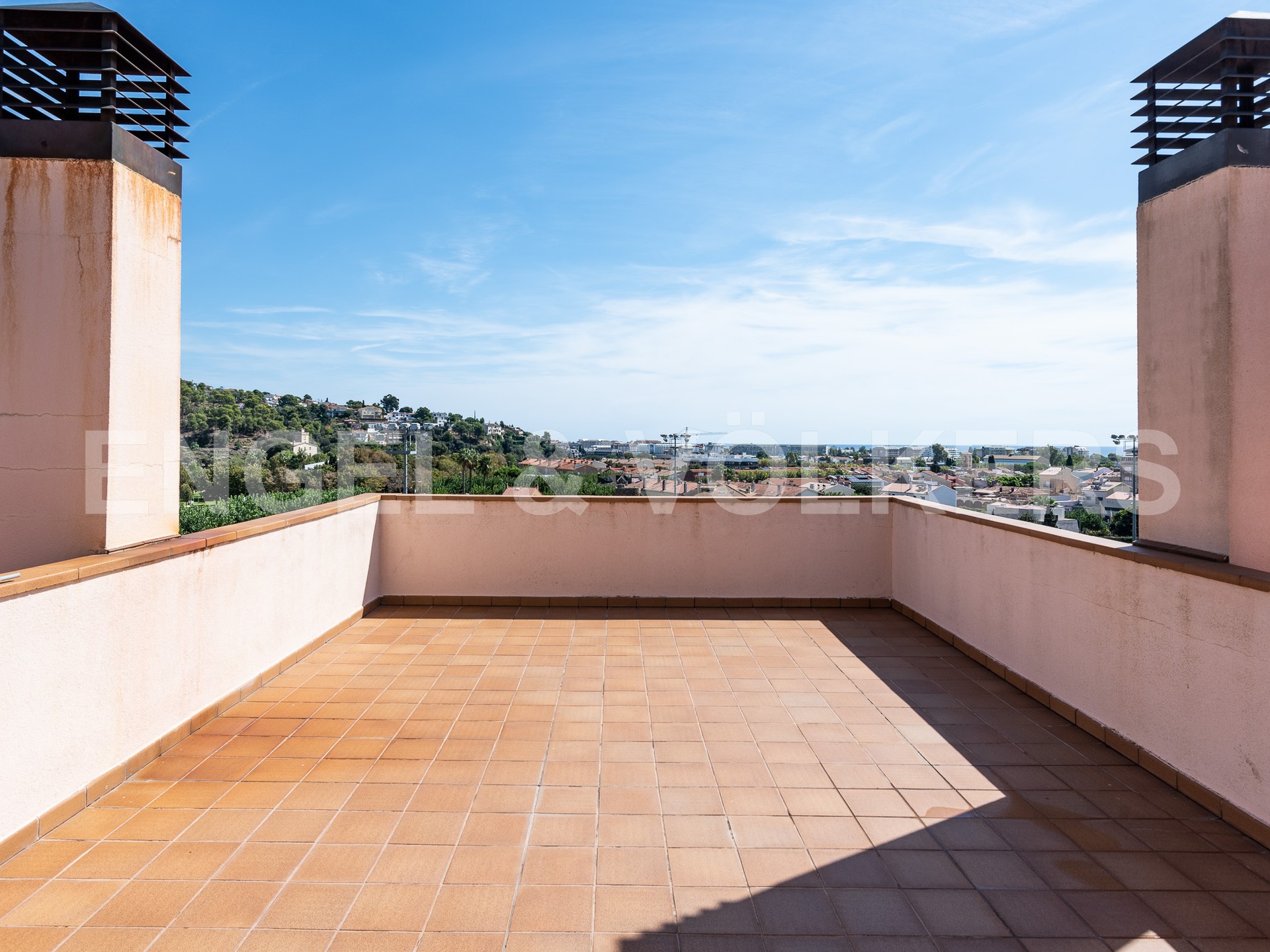 How to take advantage of gorgeous views? Terrace your home. Containers are  also adaptable to be terraced! #views #homewithaview #mansion…