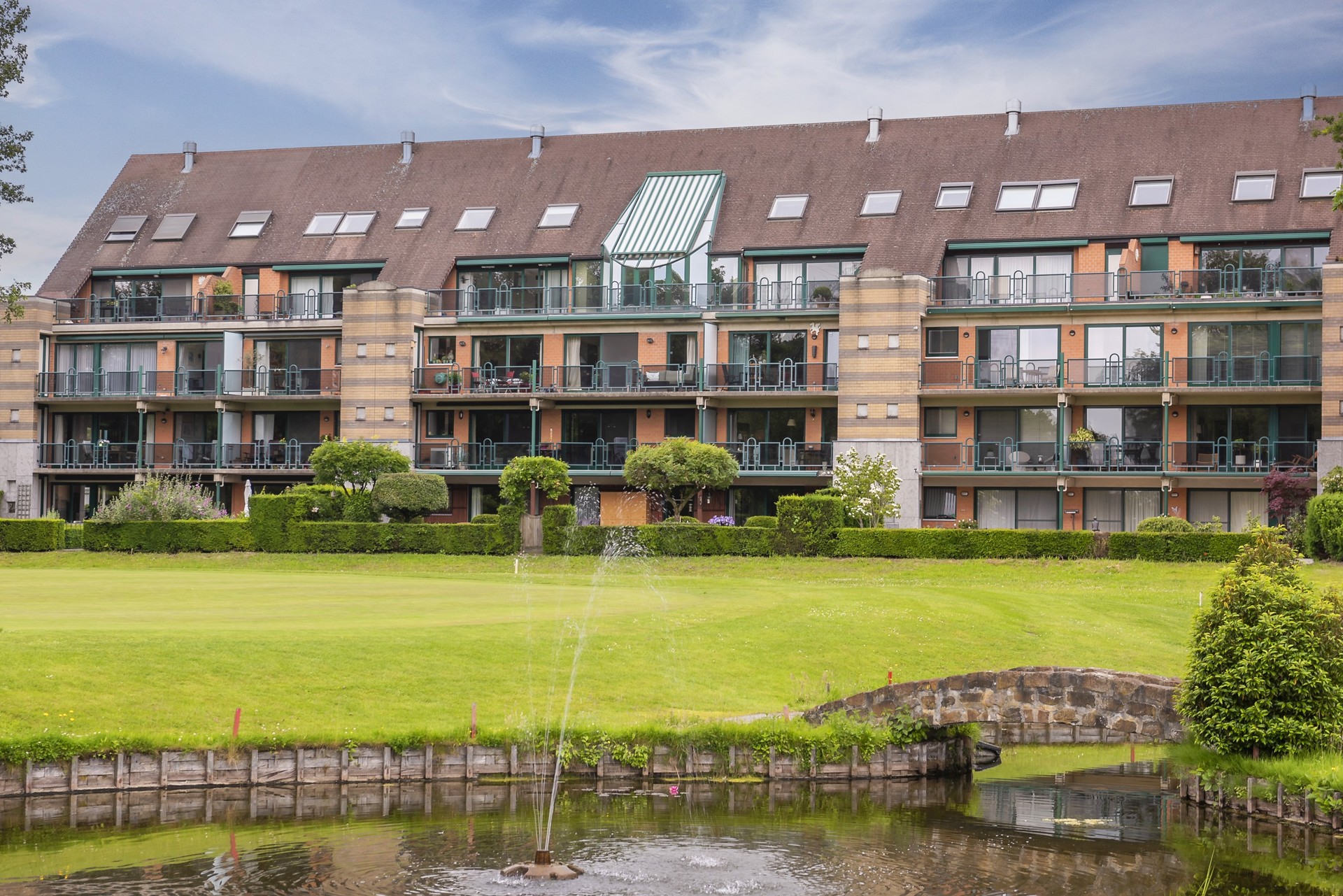 Prachtige penthouse / duplex aan de golf van Brasschaat met veel lichtinval en prachtig zicht.