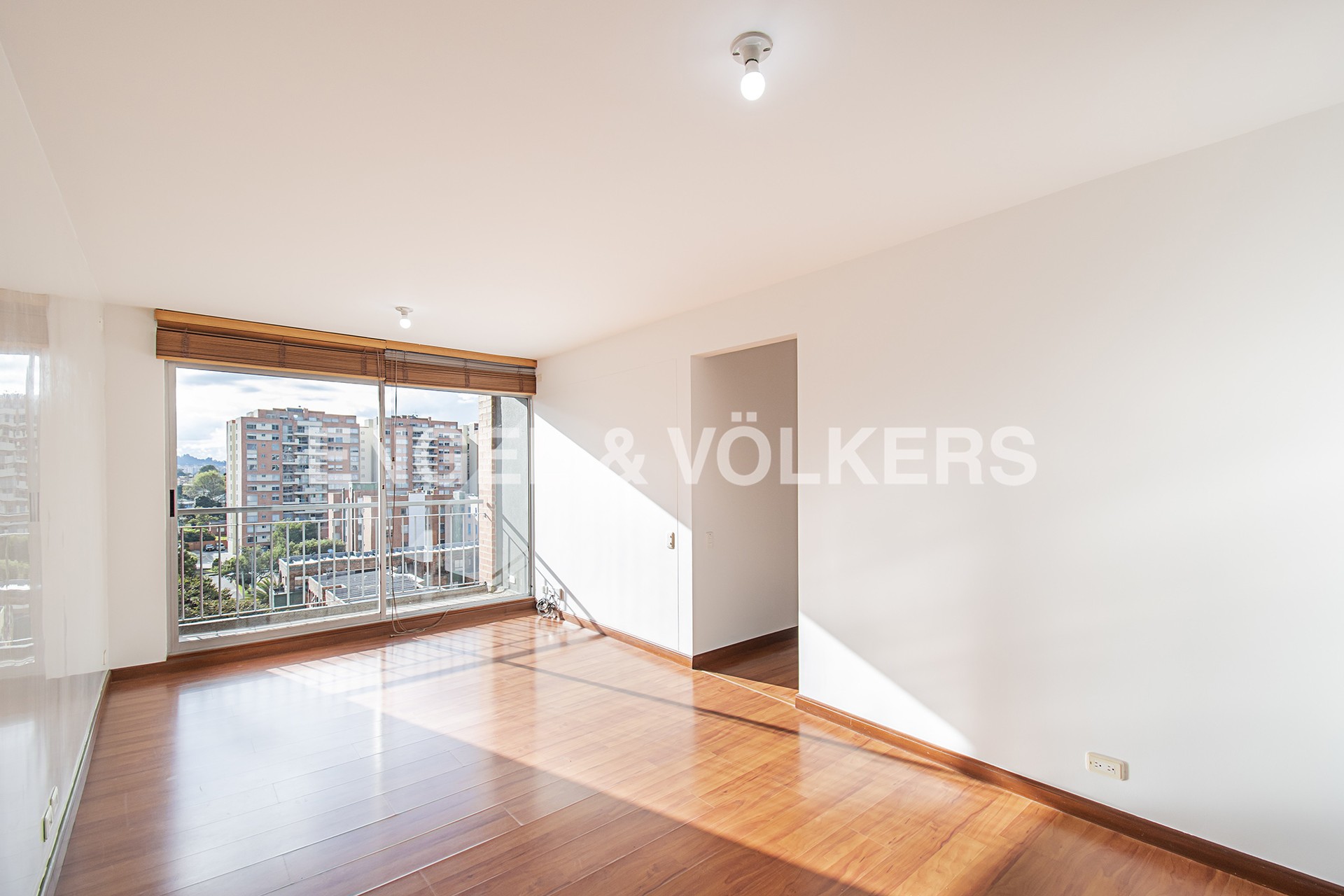 Apartamento con balcón y vista para venta en Cedritos
