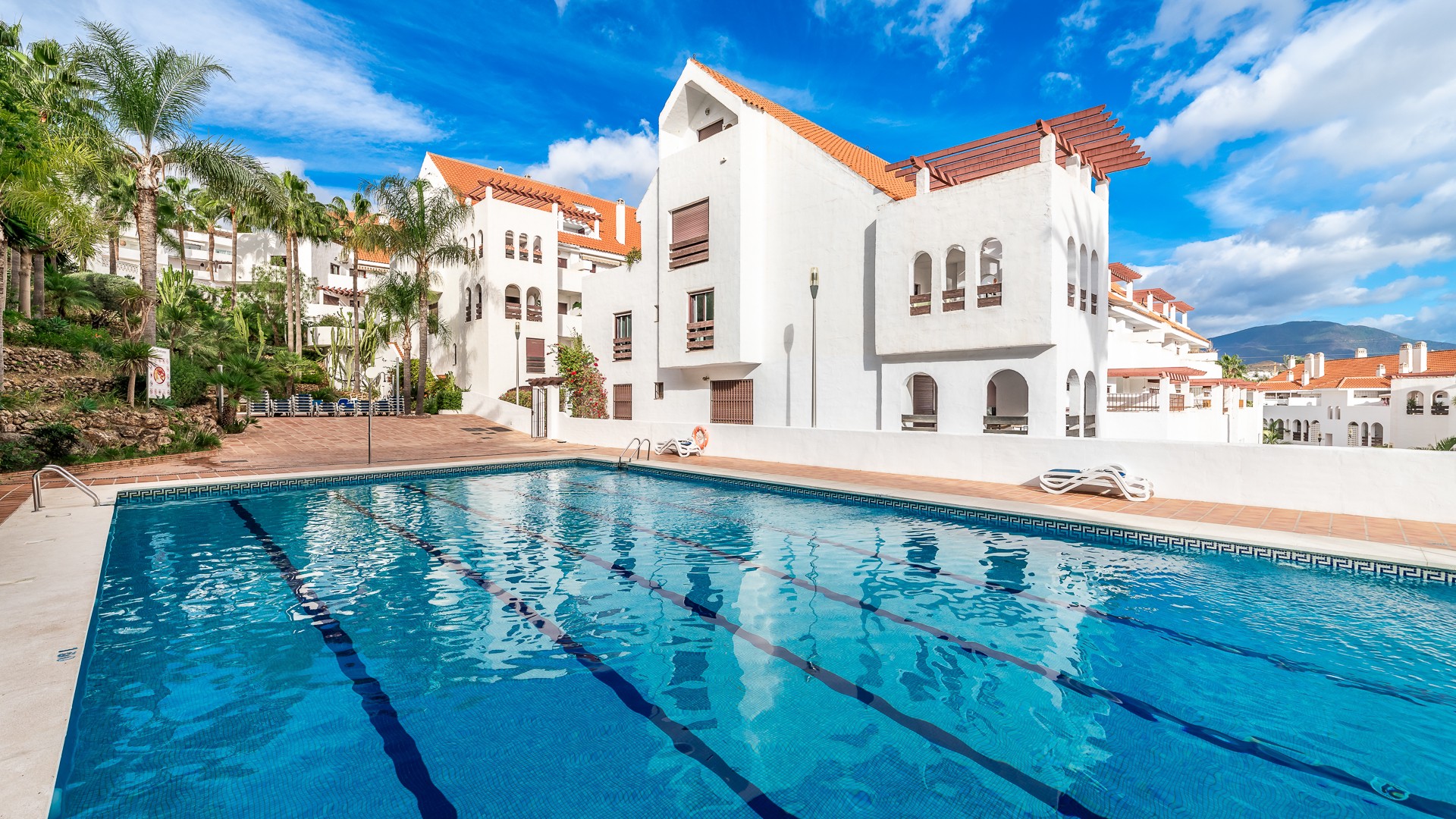 Nueva Andalucía: Apartamento bellamente renovado con acabados de alta calidad cerca de Puerto Banús