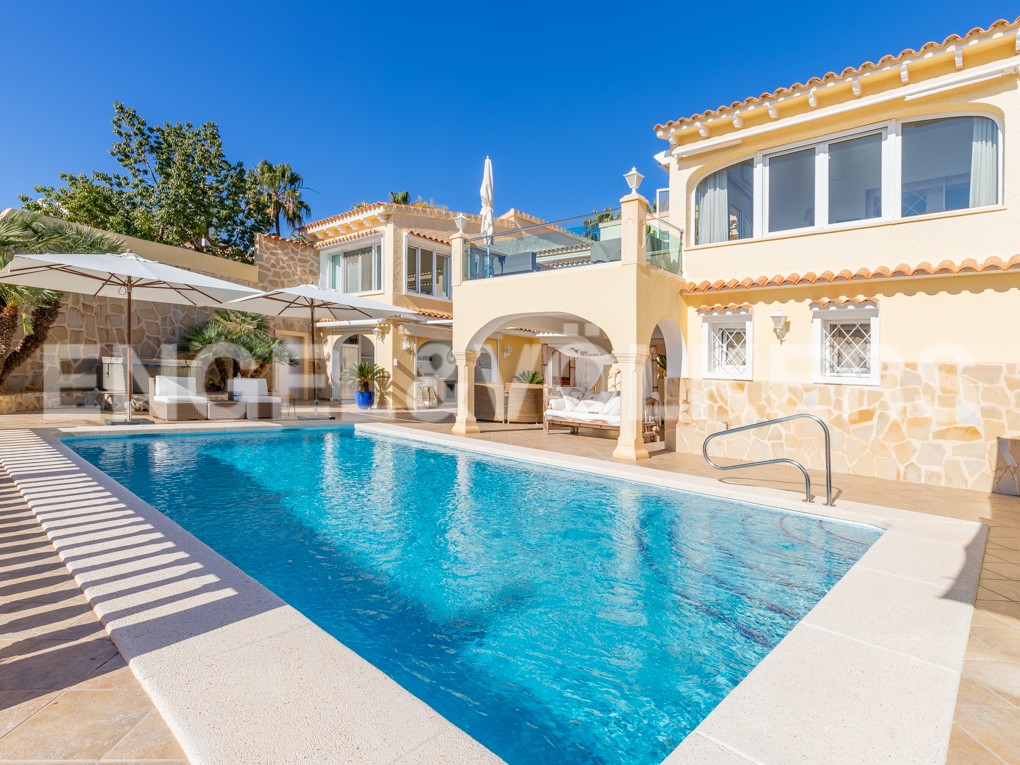 Elegante Villa con espectaculares vistas panorámicas al Mar en San Jaime
