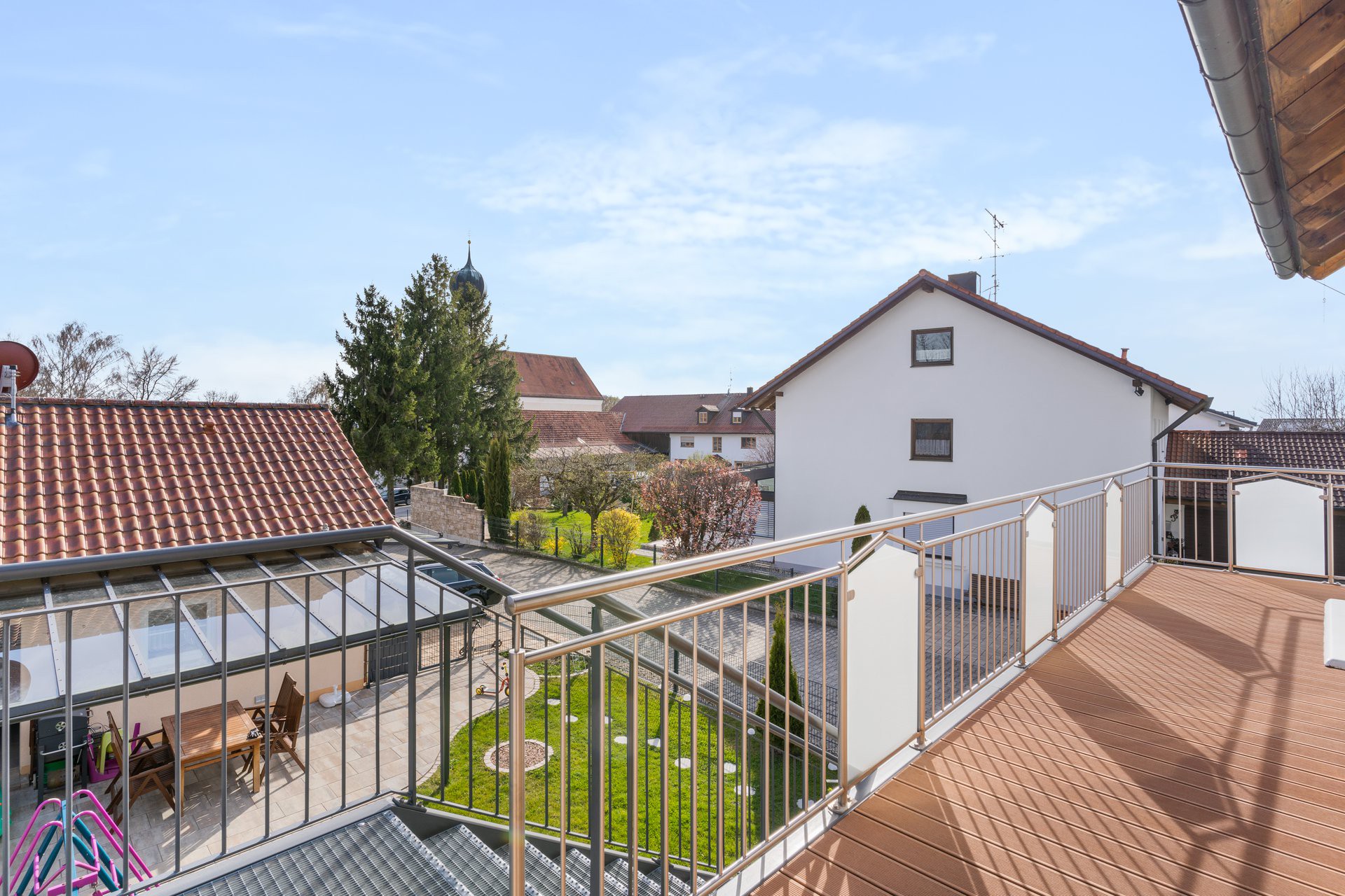 Traumwohnung für Familien: 170 m² Maisonette-Wohnung mit eigenem Garten und  Doppelgarage