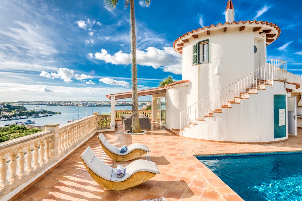 Alquiler mensual - Chalet en Cala Llonga con preciosas vistas al puerto de Mahón, Menorca