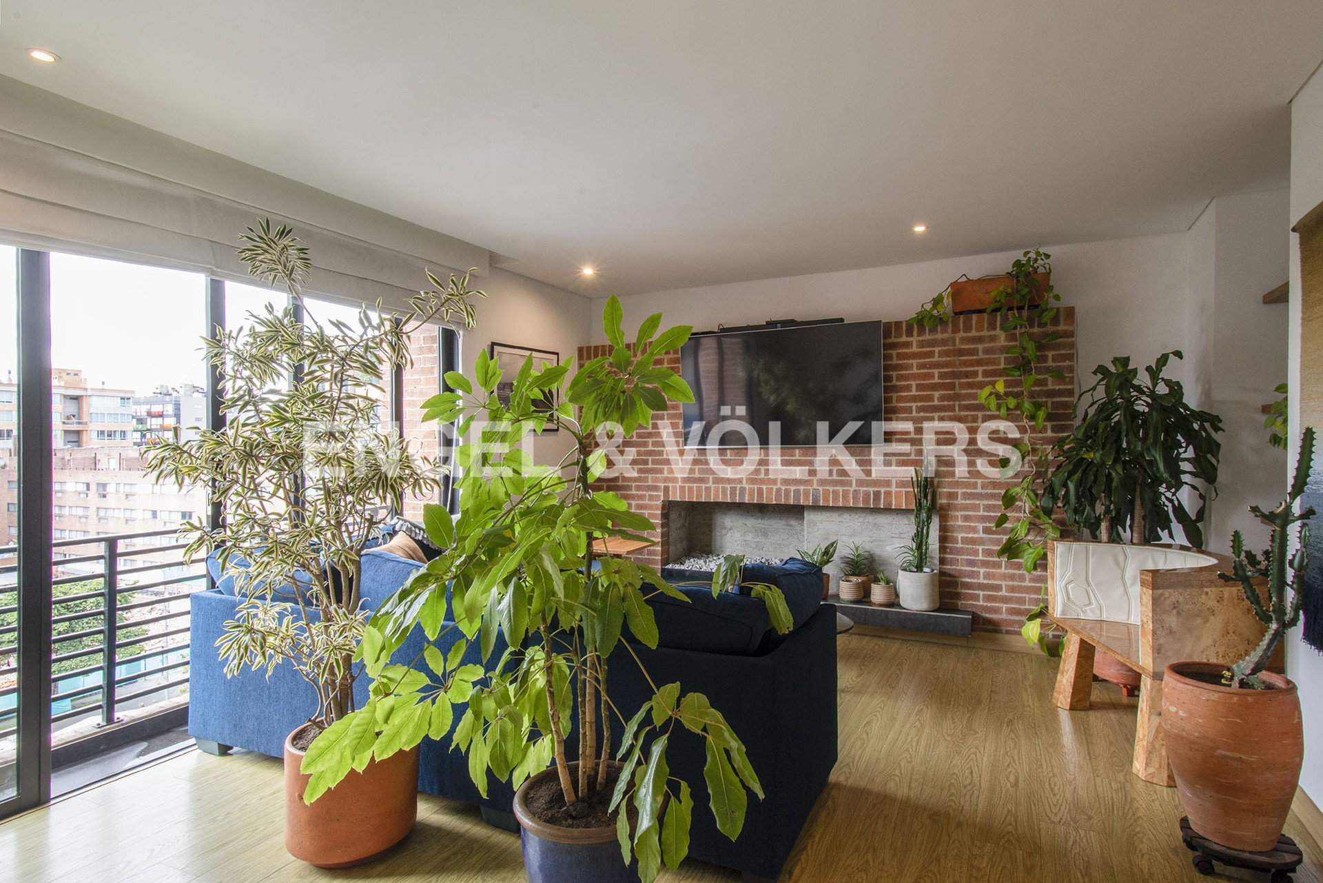 Moderno apartamento con balcón para inversión en venta en Chicó