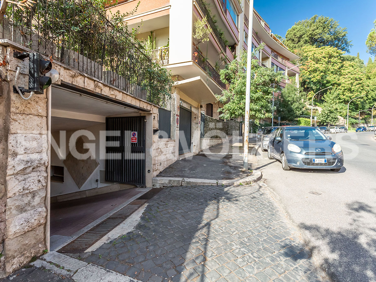 Cellar with large window in Via Dandolo