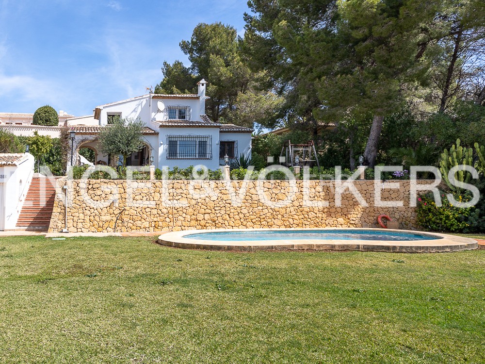 Zona de barbacoa exterior en el jardín de la vivienda - Jávea.com