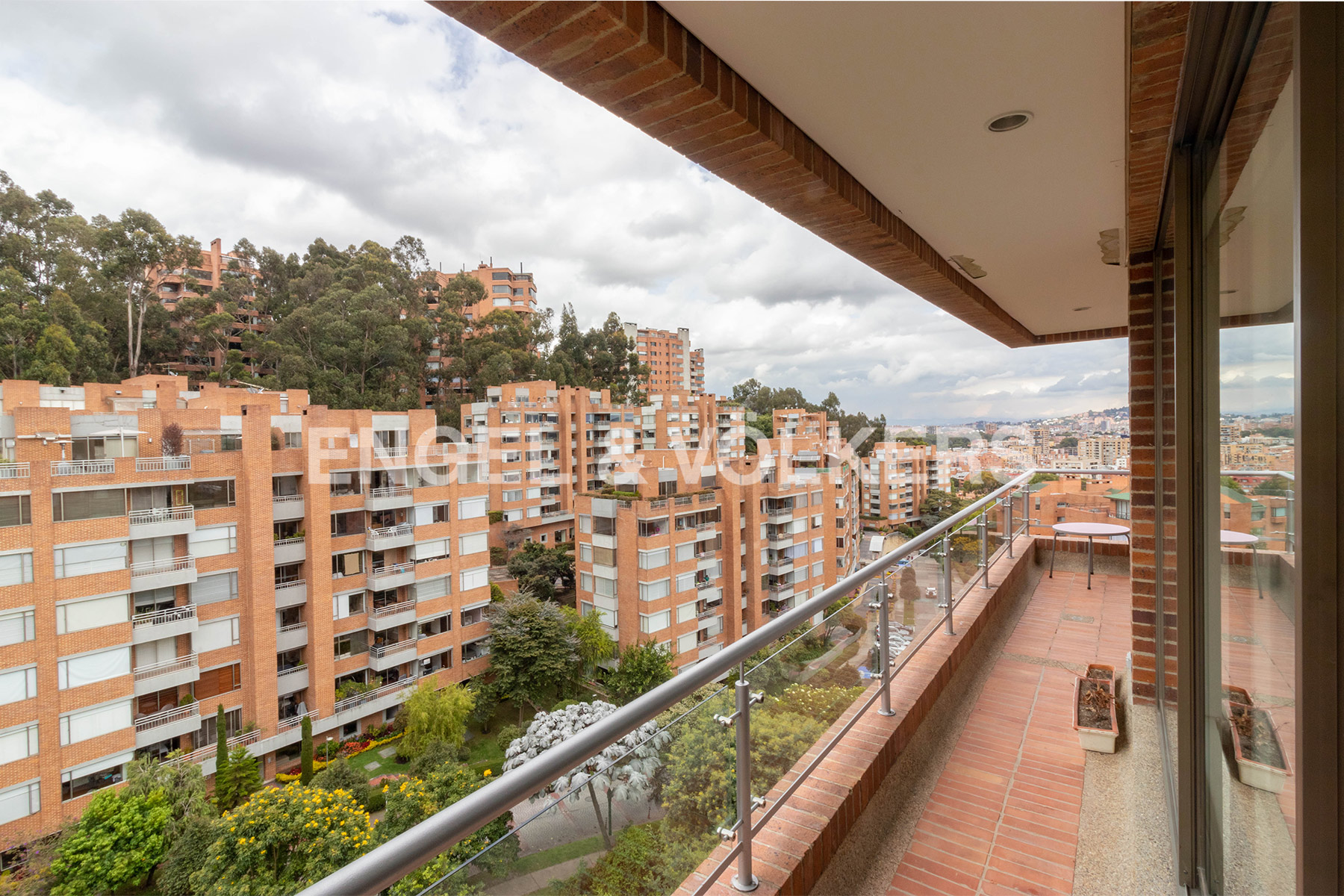 Moderno penthouse con terrazas y vista en en Bosques de La Cañada