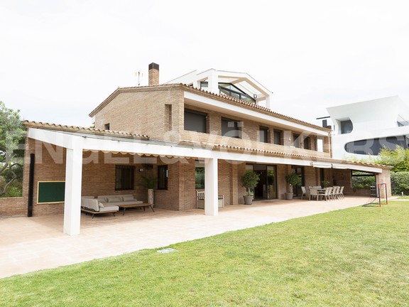 Wonderful house on the seafront in Gavà Mar