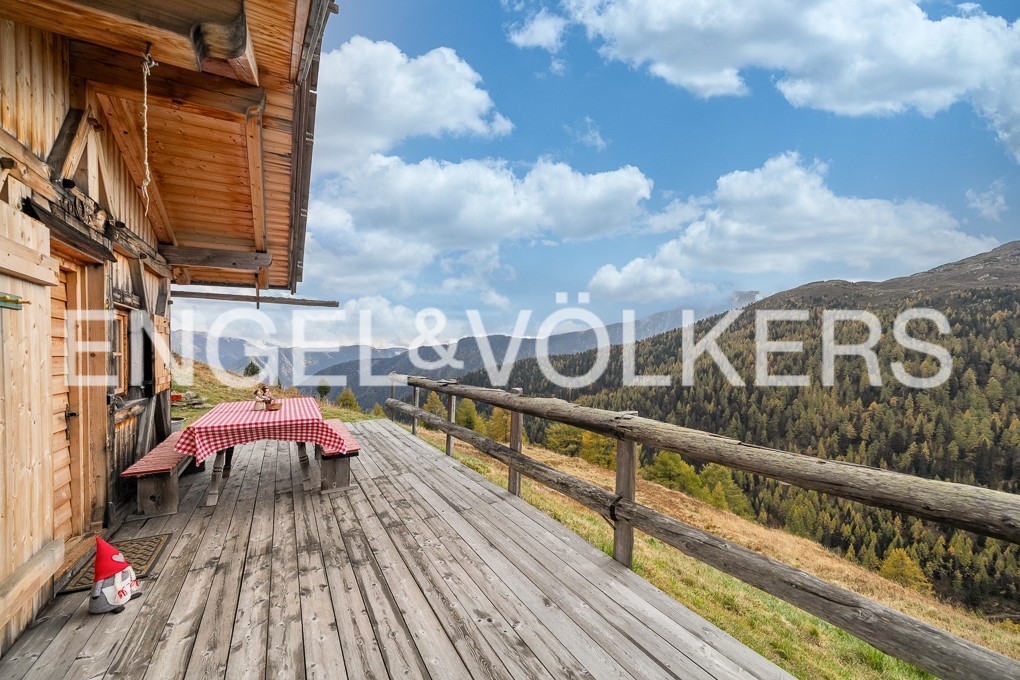 Piccolo bricco per il latte sul vecchio tavolo di legno in un maso di  montagna in Alto Adige, Italia Foto stock - Alamy