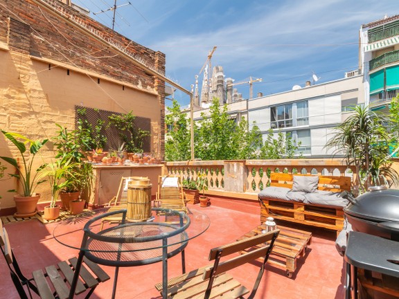 Renovated penthouse in Sagrada Familia