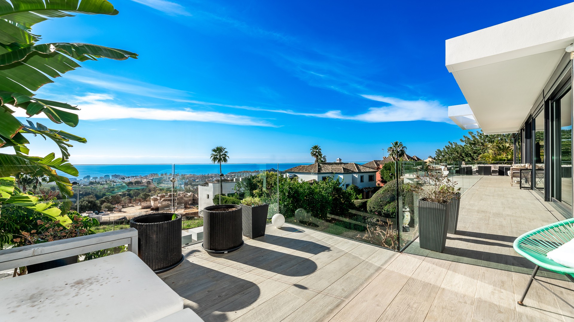 Marbella Pueblo: Elegante villa con extraordinarias vistas panorámicas al mar