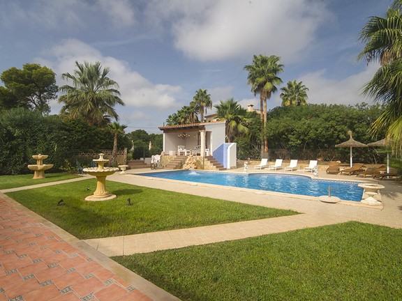 Villa mit schönem Garten in Cala Pi