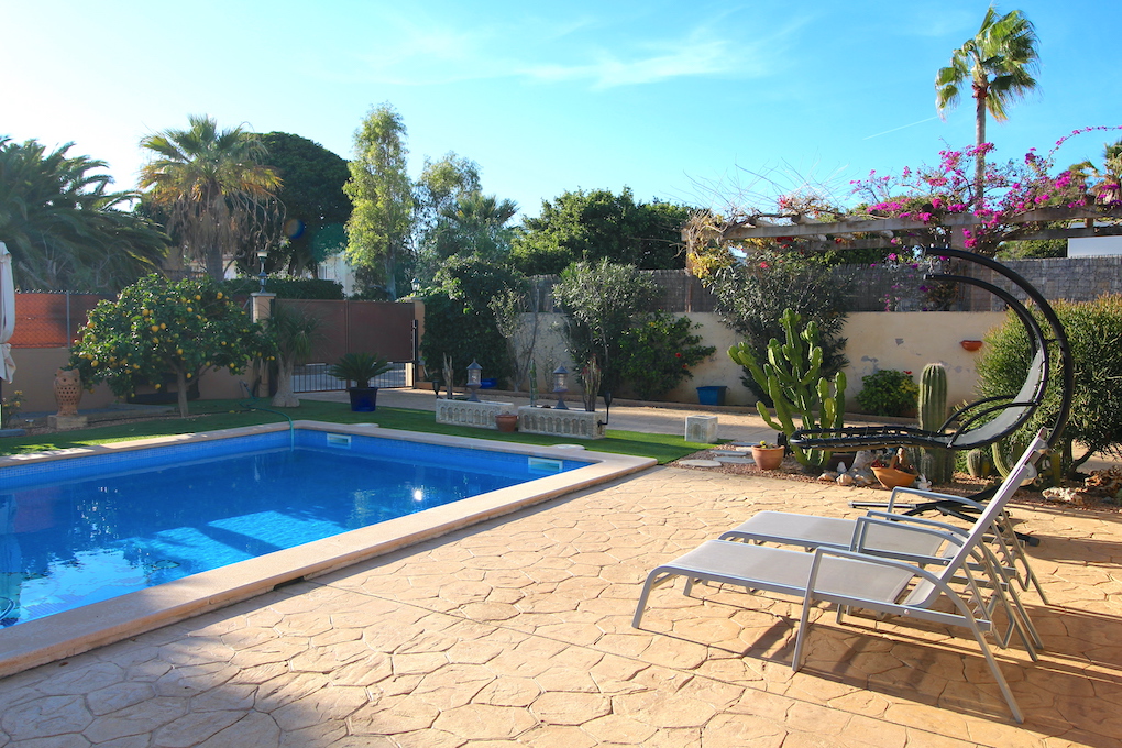 Chalet independiente con piscina y jardín