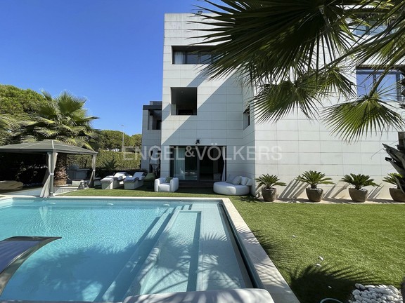 Fantastic single-family house in Gava Mar