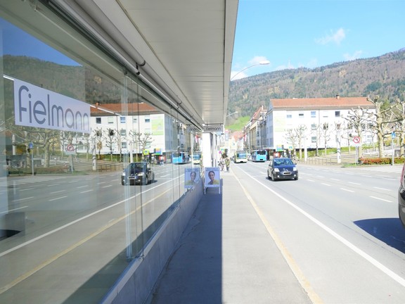 Schaufenster mit Blick Richtung Fußgängerzone