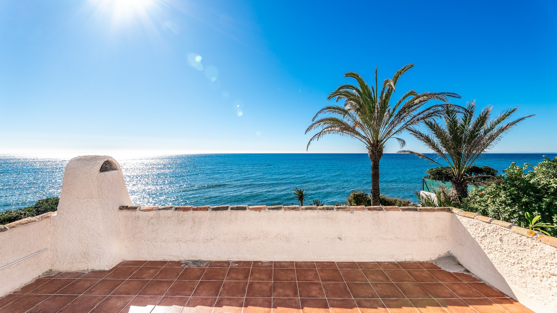 Marbesa: Villa en primera línea de playa con impresionantes vistas al mar