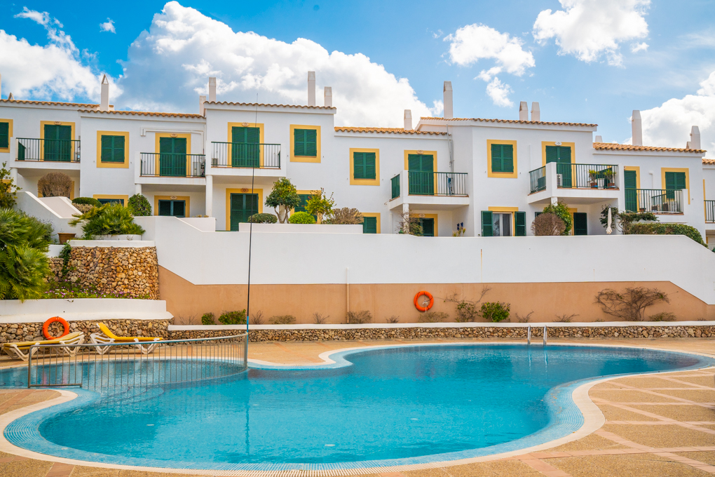 Apartamento con terraza y parking frente al mar en Addaia, Menorca