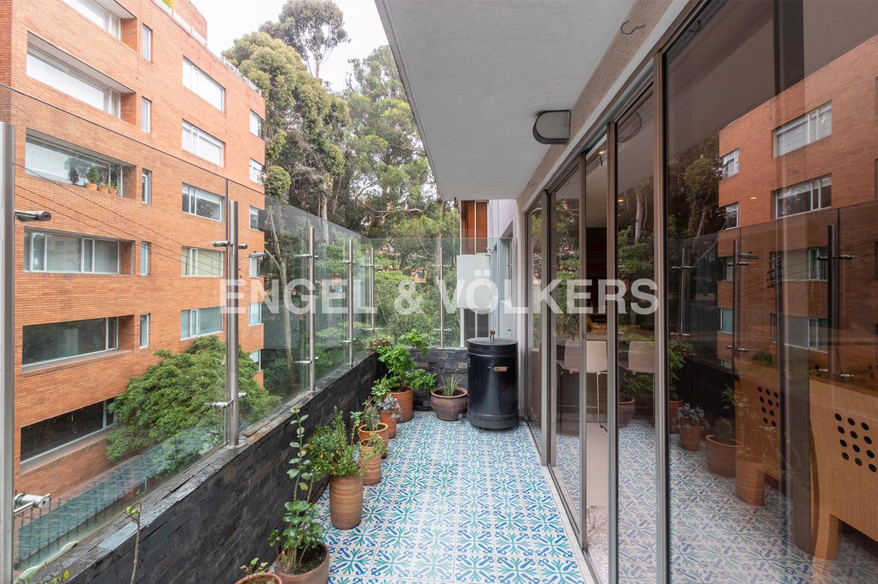 Moderno apartamento con terraza para venta en Rosales