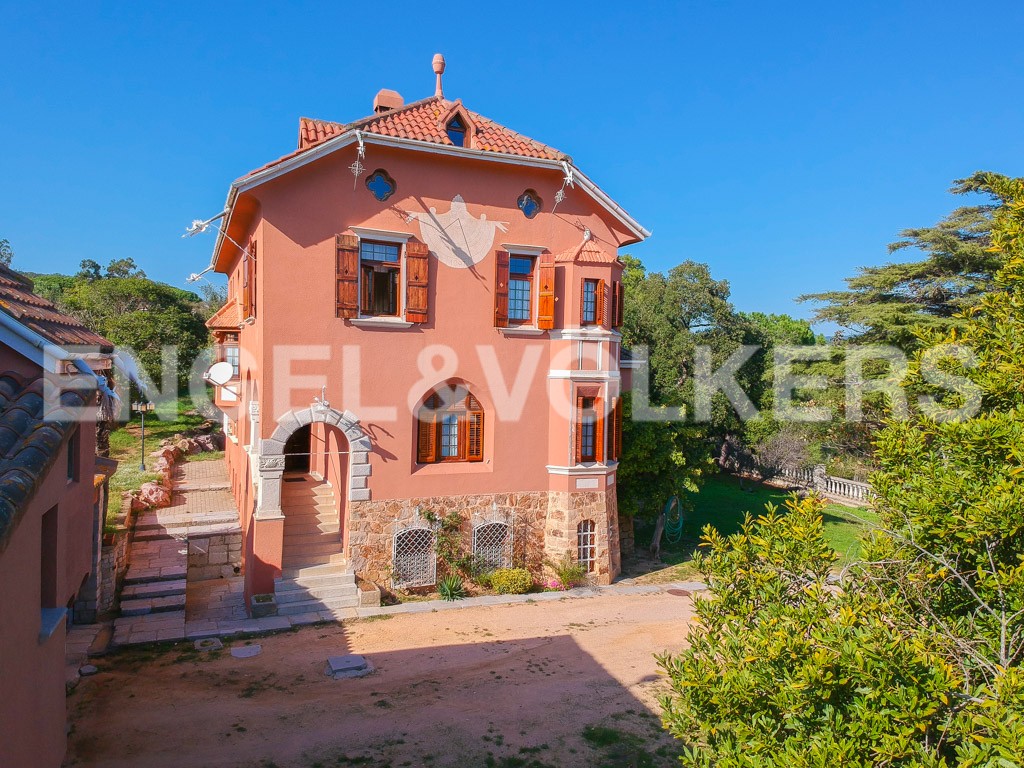 Magnificent historic mansion near the center of Sant Feliu de Guíxols