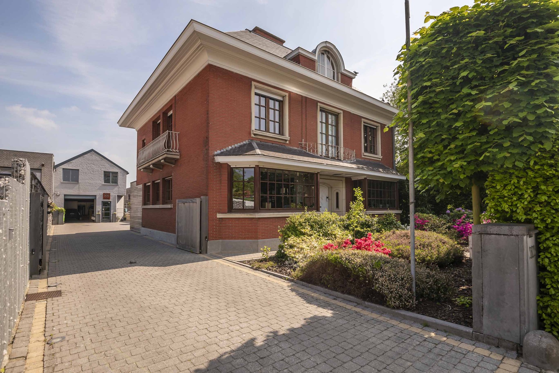 Prachtige meesterwoning met extra appartement, studio, kantoren en opslag