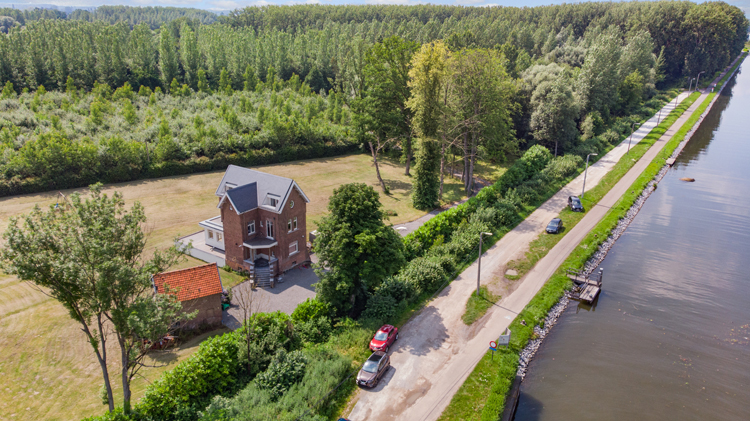 Landelijke woning aan het water