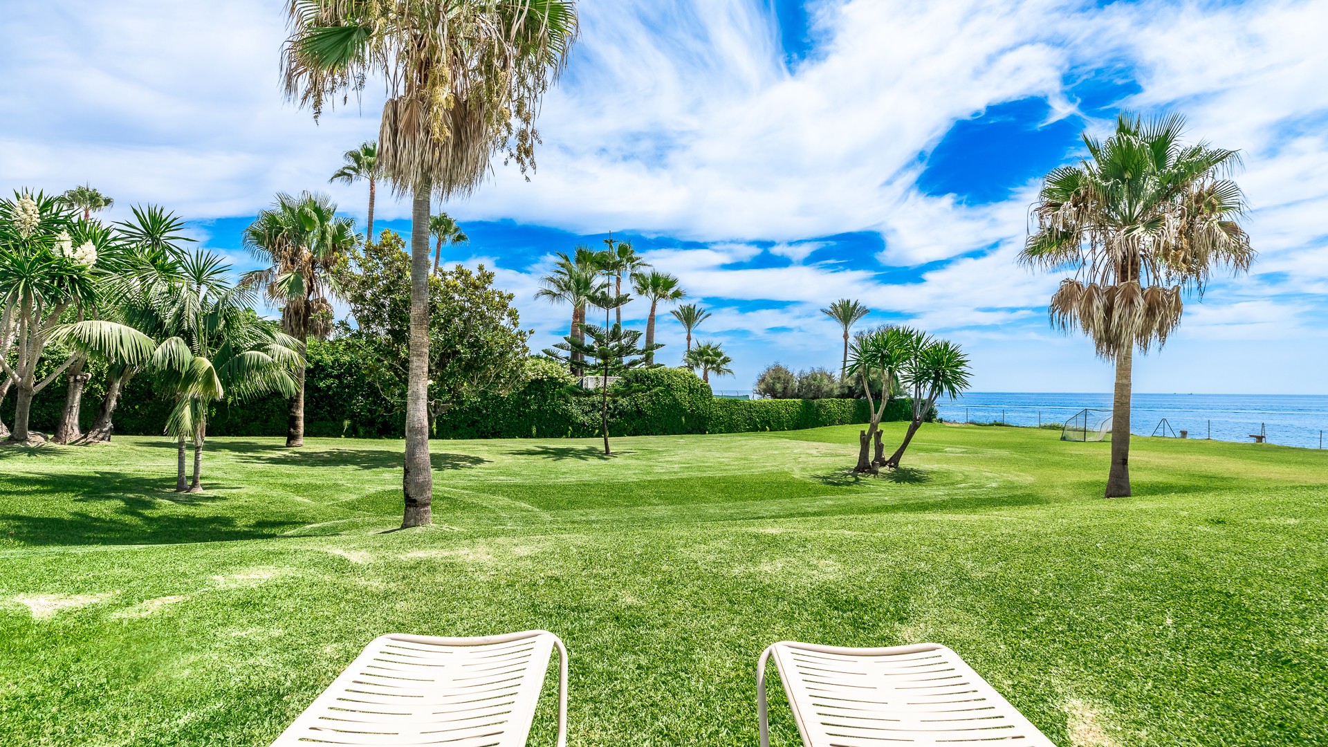 Guadalmina Baja: 10.410m² de parcela en primera línea de playa con villa en Marbella