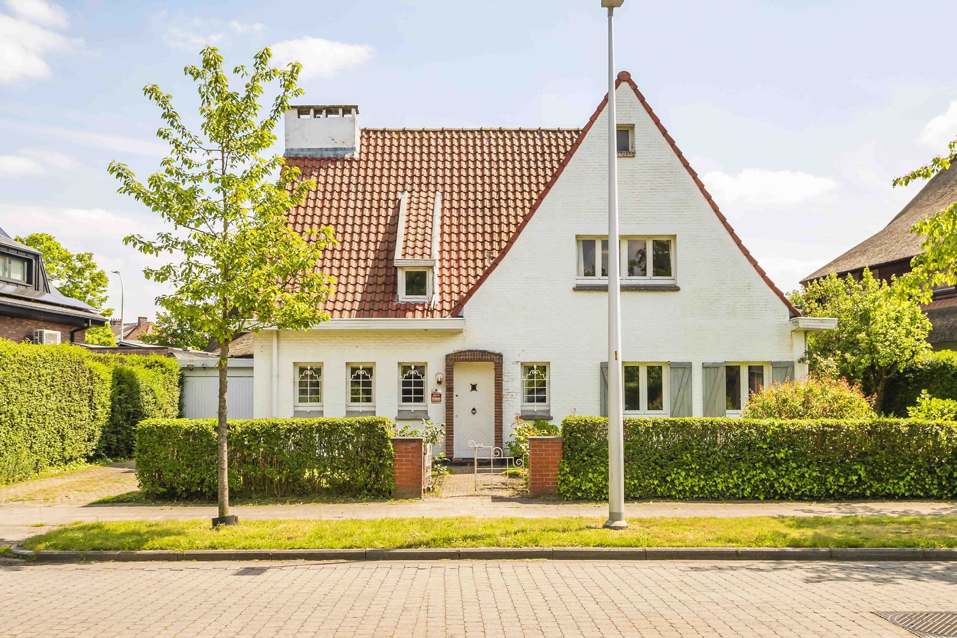 IN OPTIE! Elsdonkwijk: Charmante villa met aangename tuin