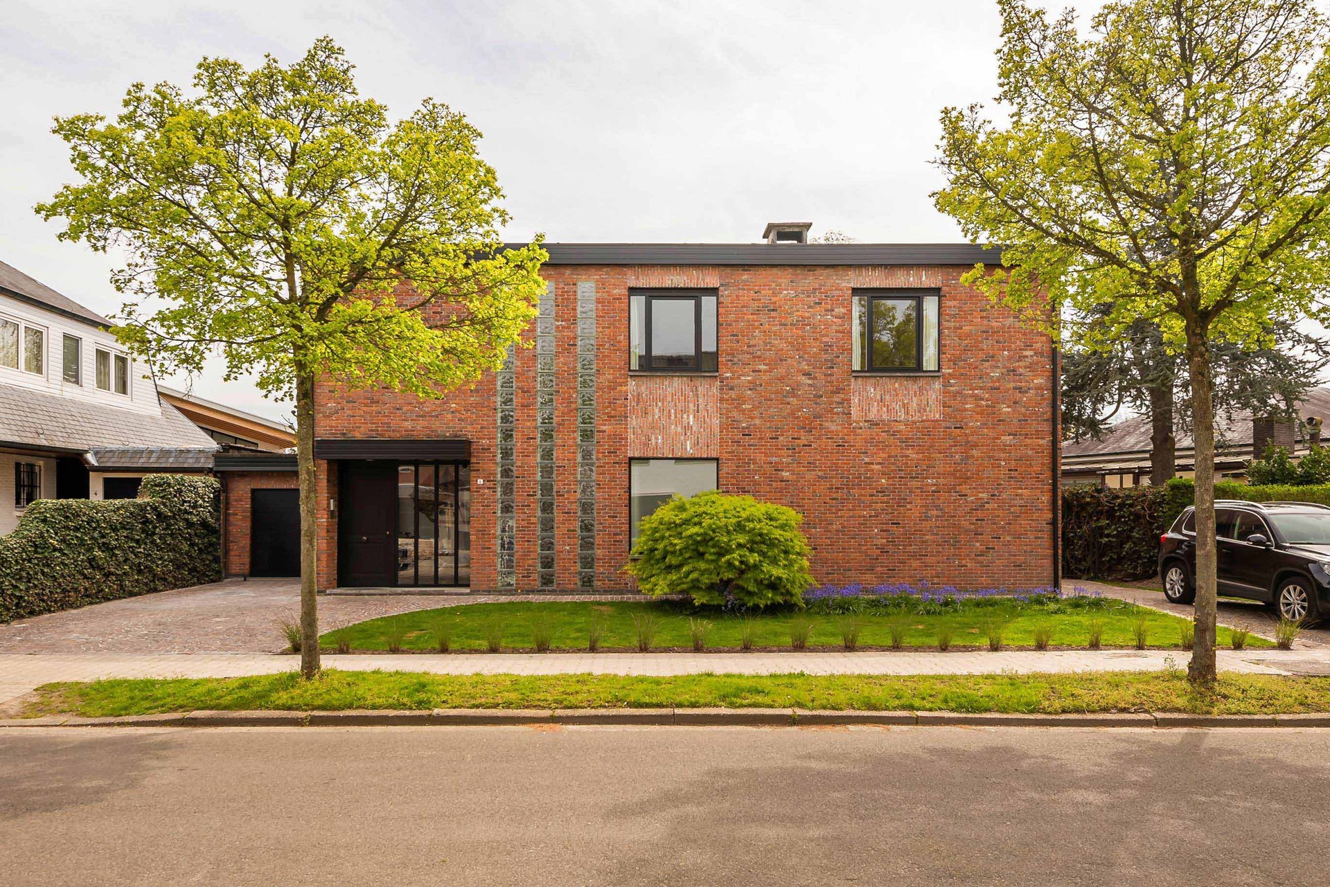 Modernistische villa met zuidtuin op uitstekende locatie