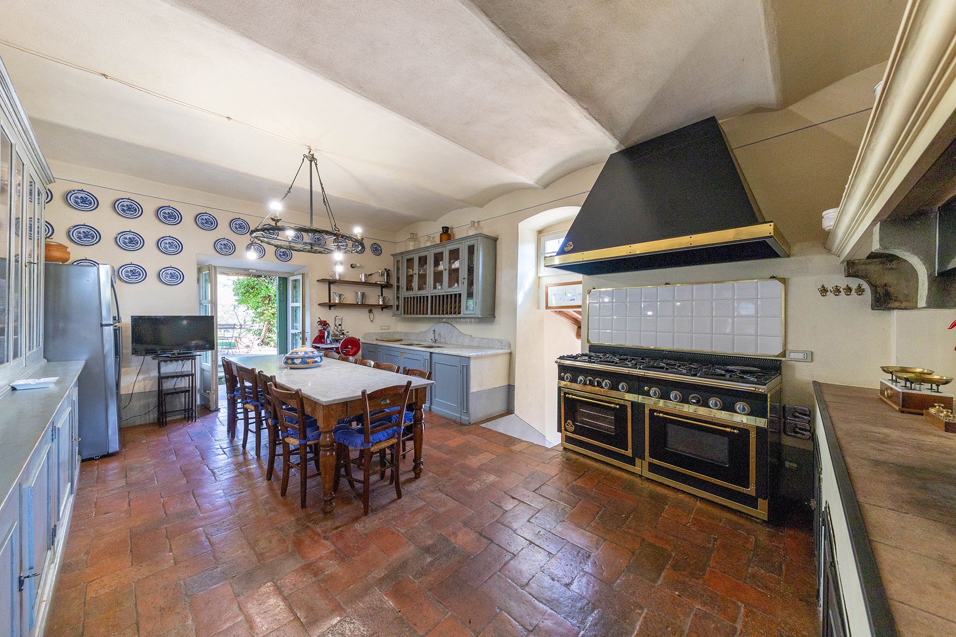 https://www.engelvoelkers.com/images/a37da02d-0dc9-40fc-bb57-7201d7a9ea8a/charming-stone-farmhouse-in-arezzo