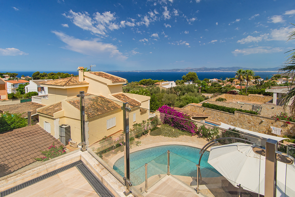 Villa mediterránea con impresionantes vistas al mar en Bahia Azul