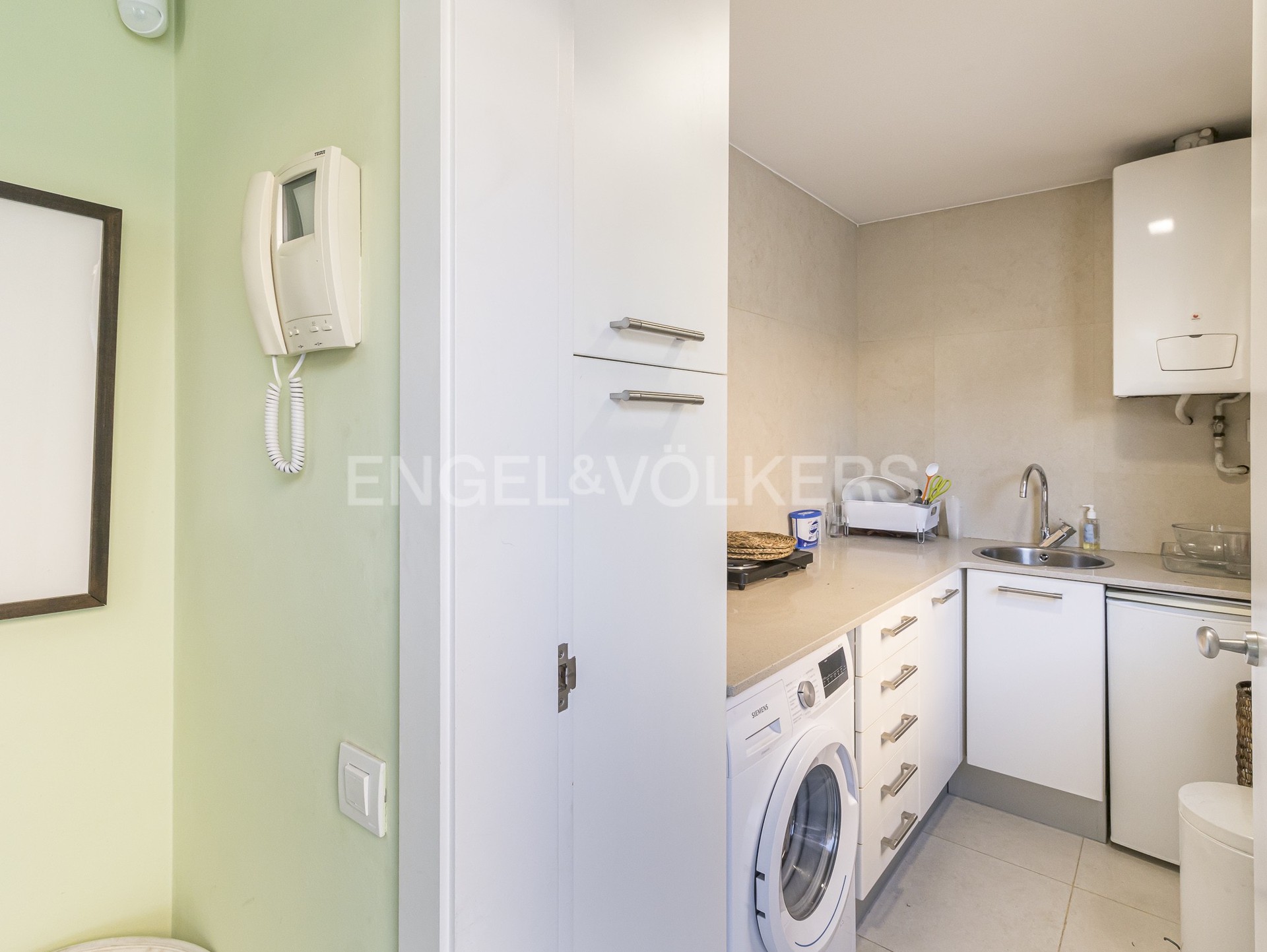 https://www.engelvoelkers.com/images/b17aa730-9de7-48d0-a903-1a466ff8eb6e/charming-semi-detached-house-in-vila-de-gracia