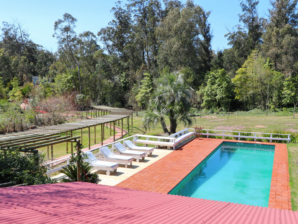 Casa con Cancha de Futbol, Piscina y Jardín