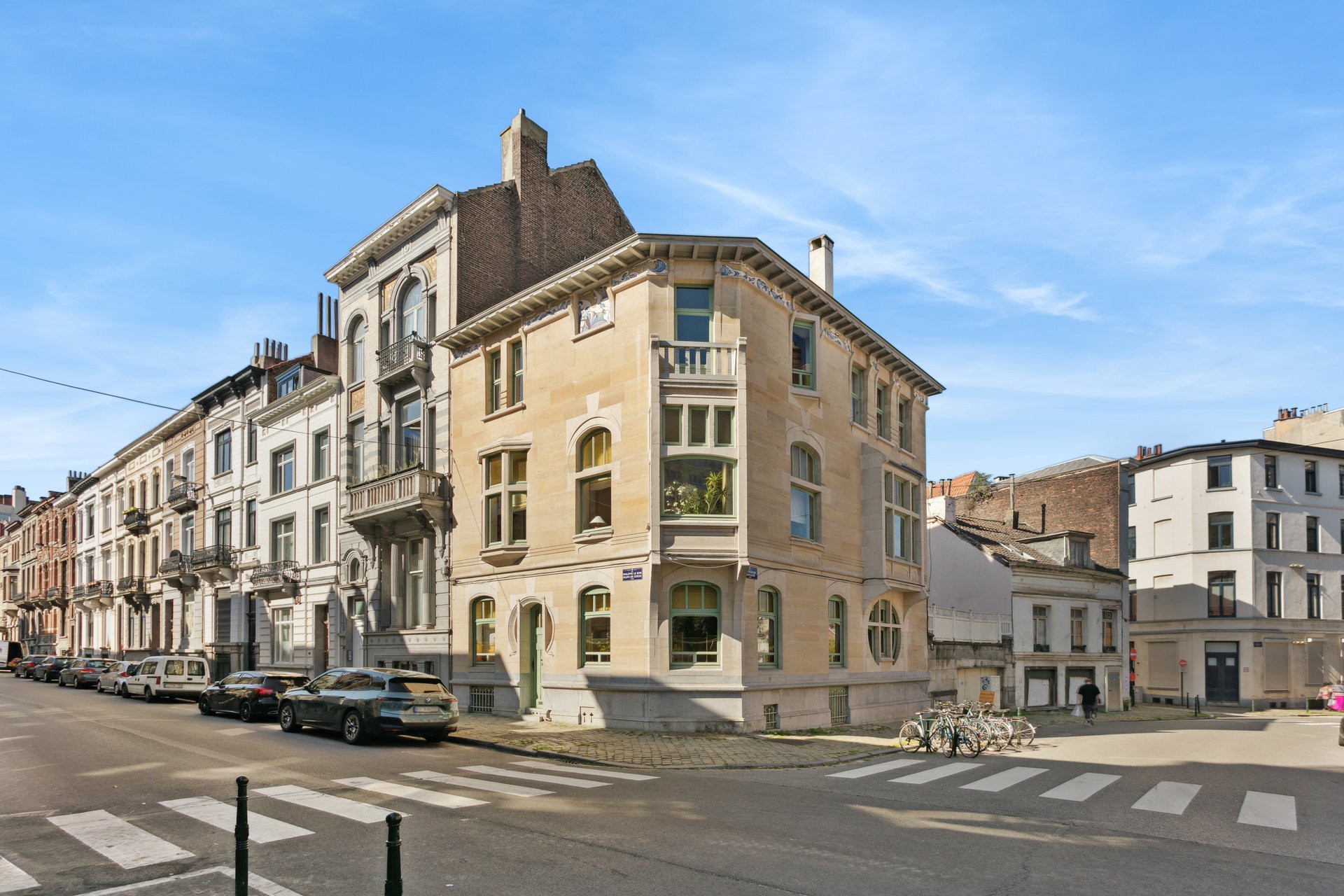 Een uniek huis, prachtig gerestaureerd, vijf slaapkamers, terras, dubbele garage