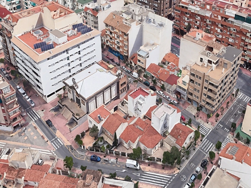 Dos casas con posibilidad de construir un edificio en la Colonia Madrid