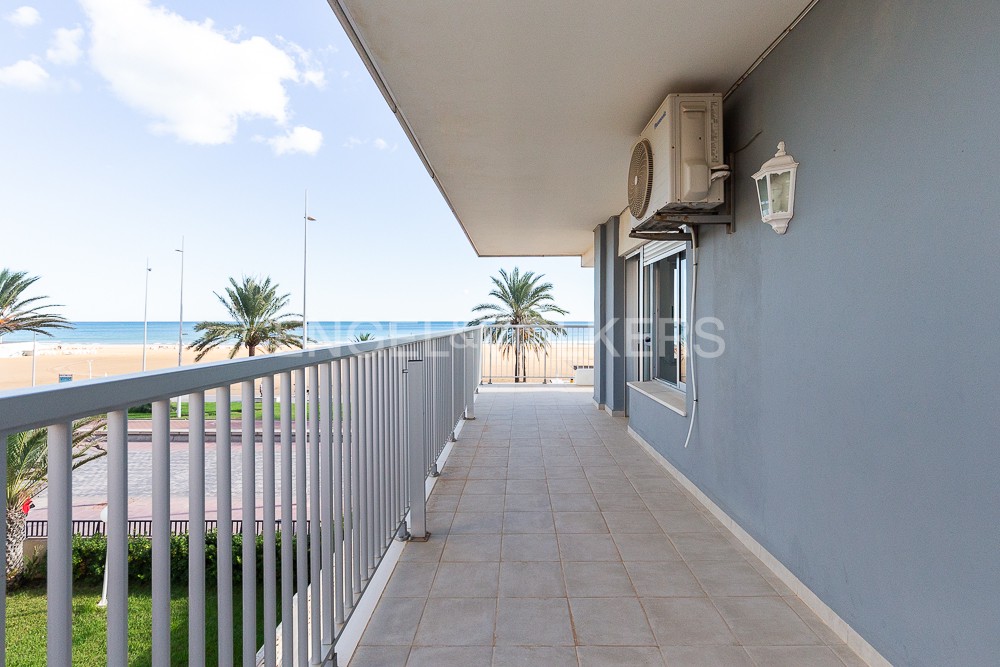 Amplia vivienda con vistas en primera línea de la playa