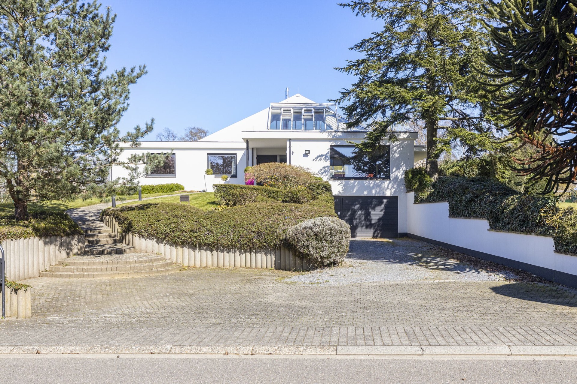 Unieke en lichtrijke villa met prachtige tuin in Armendaal.