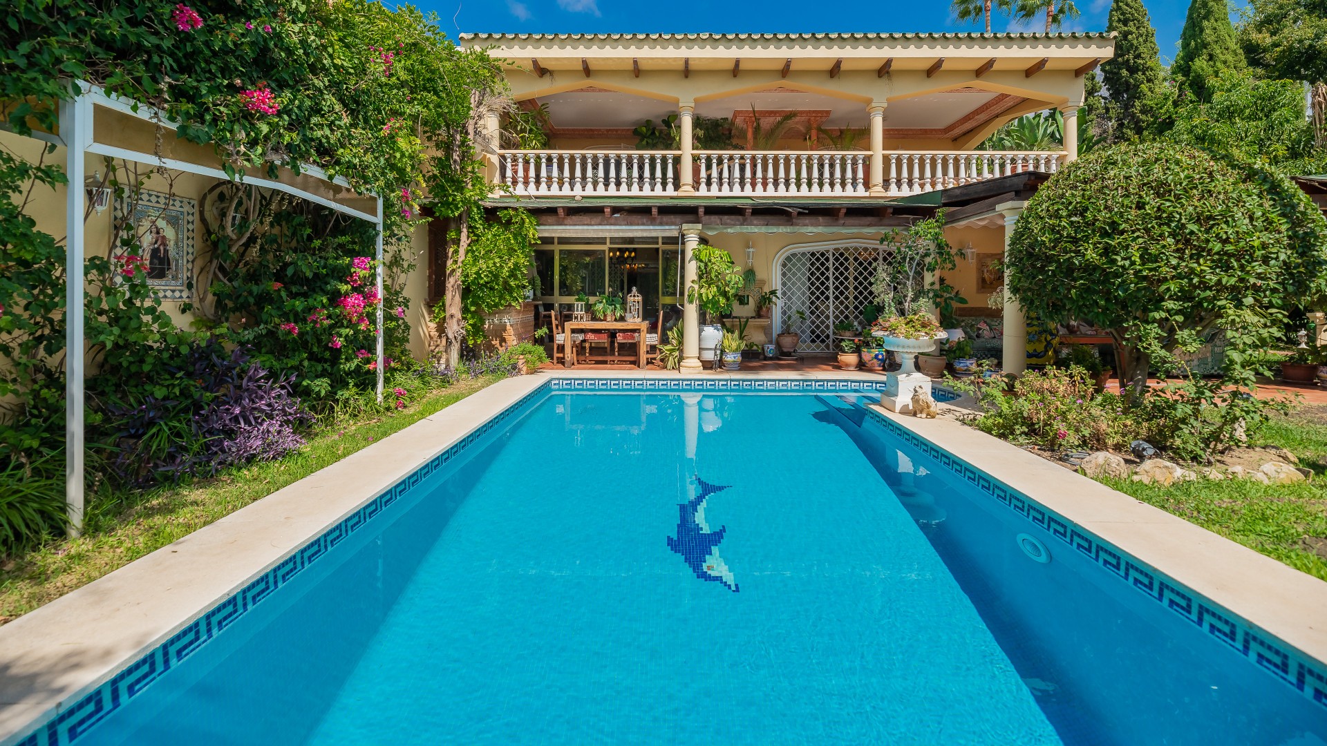 Marbella Hillside: Una joya renovada con elegancia andaluza en una ubicación privilegiada