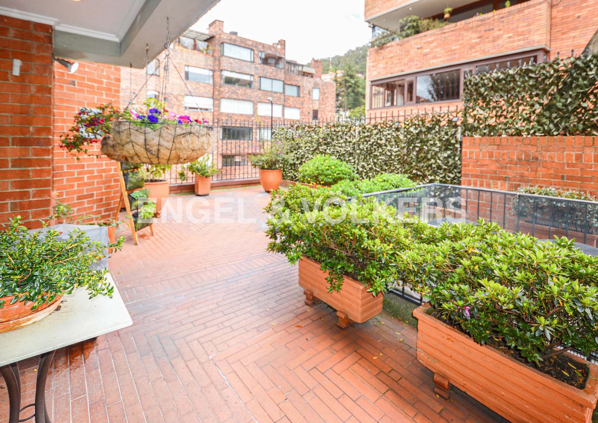 Apartamento con terraza para venta en Rosales Bajo