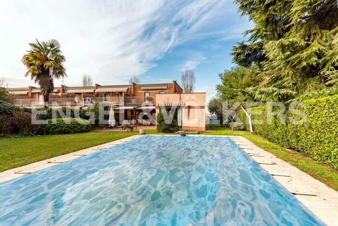 Moderna Villa con piscina a Lomazzo