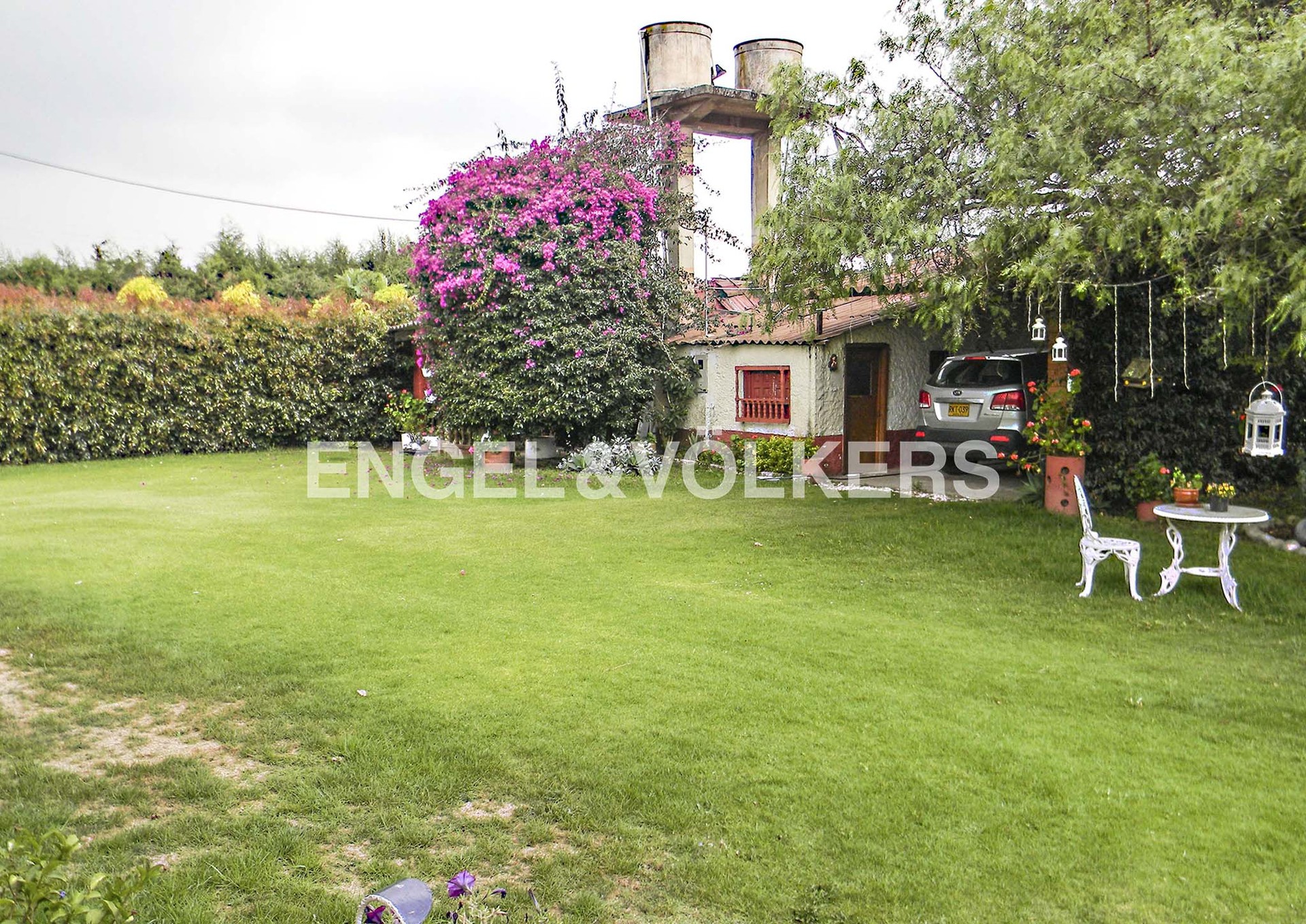 Amplia casa con jardín para venta en Cota