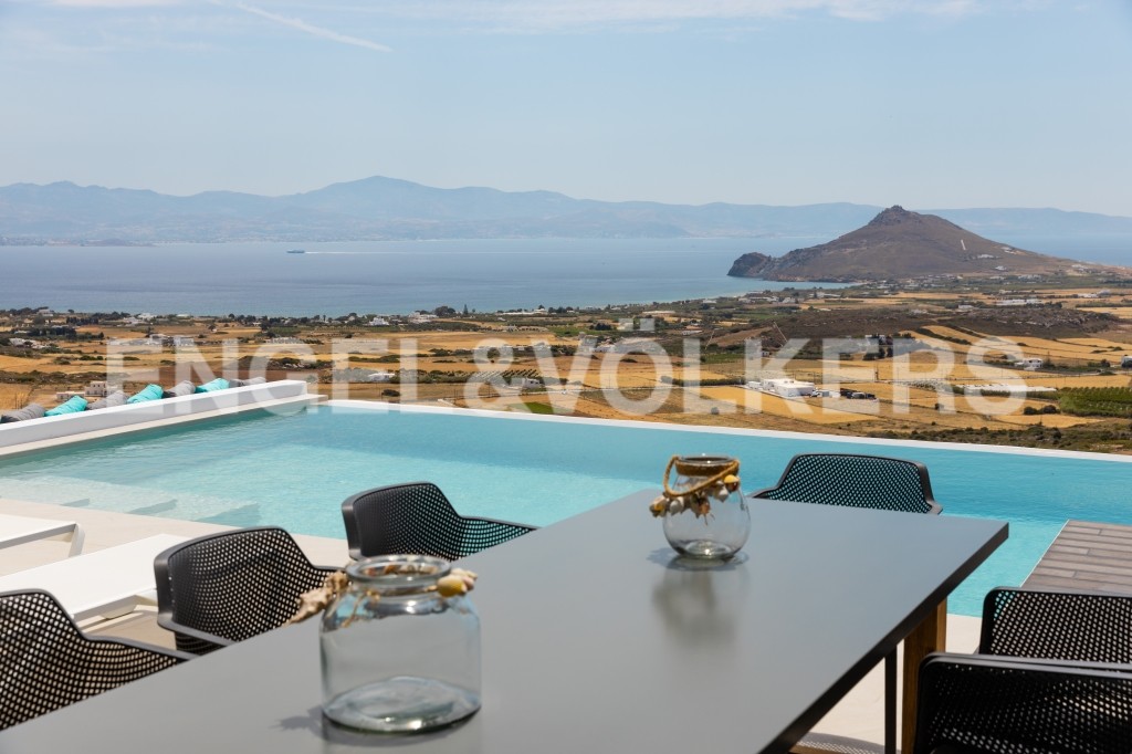 Lovely 5 bedroom luxury villa in Paros with unique views.