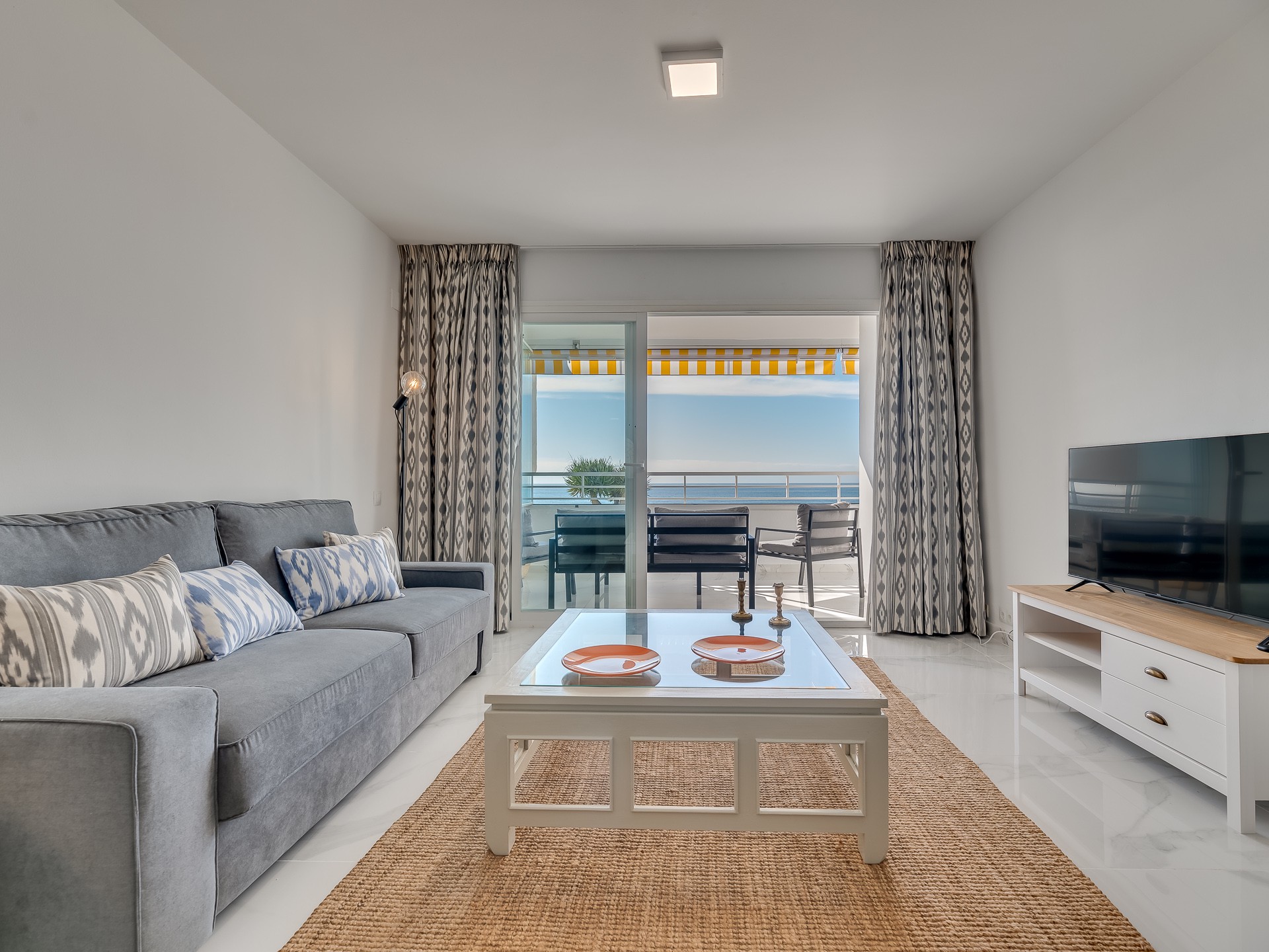 Exclusivo apartamento en primera línea de playa con impresionantes vistas al mar en Playa Real, Marbella