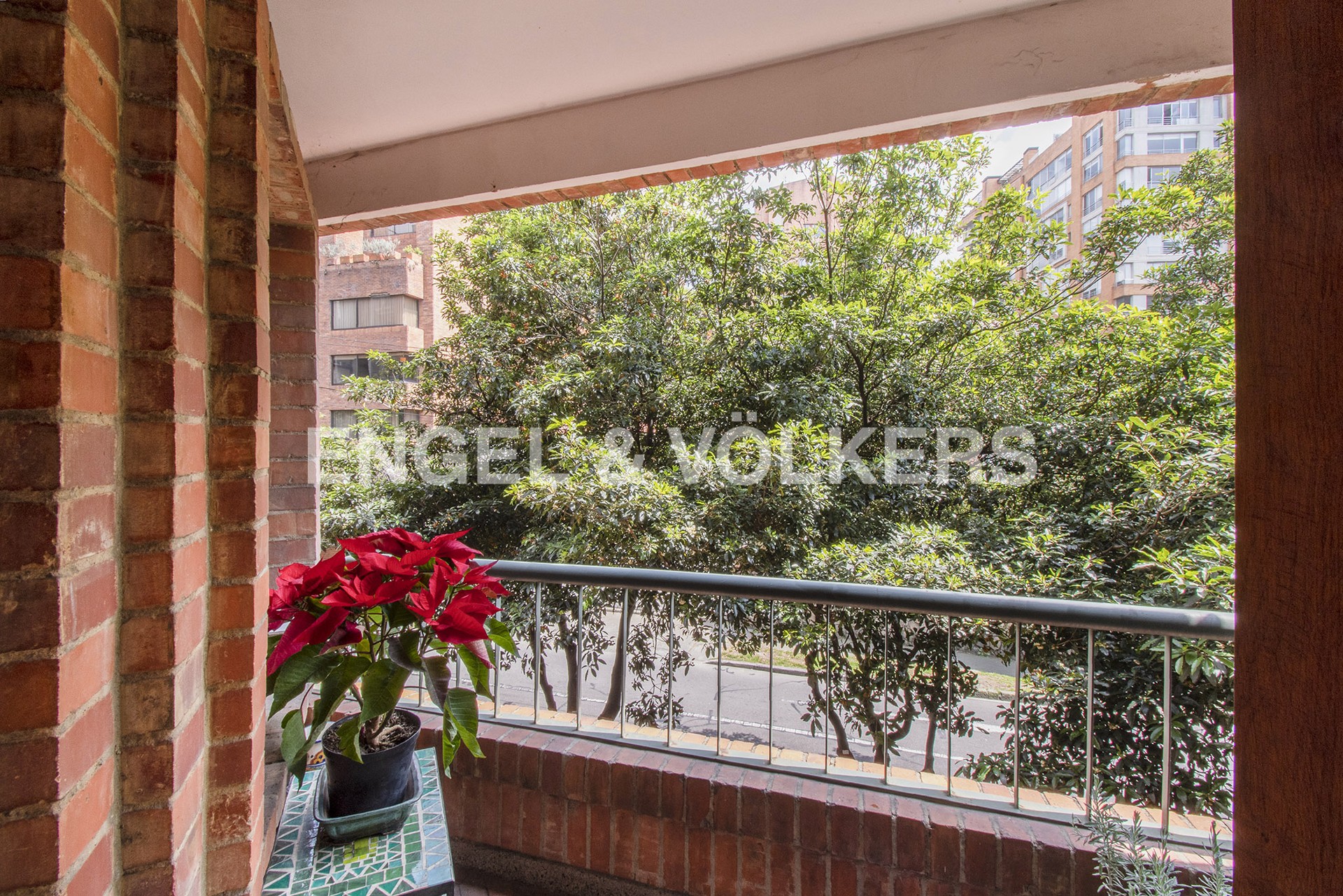 Apartamento con balcón para venta en Rosales bajo